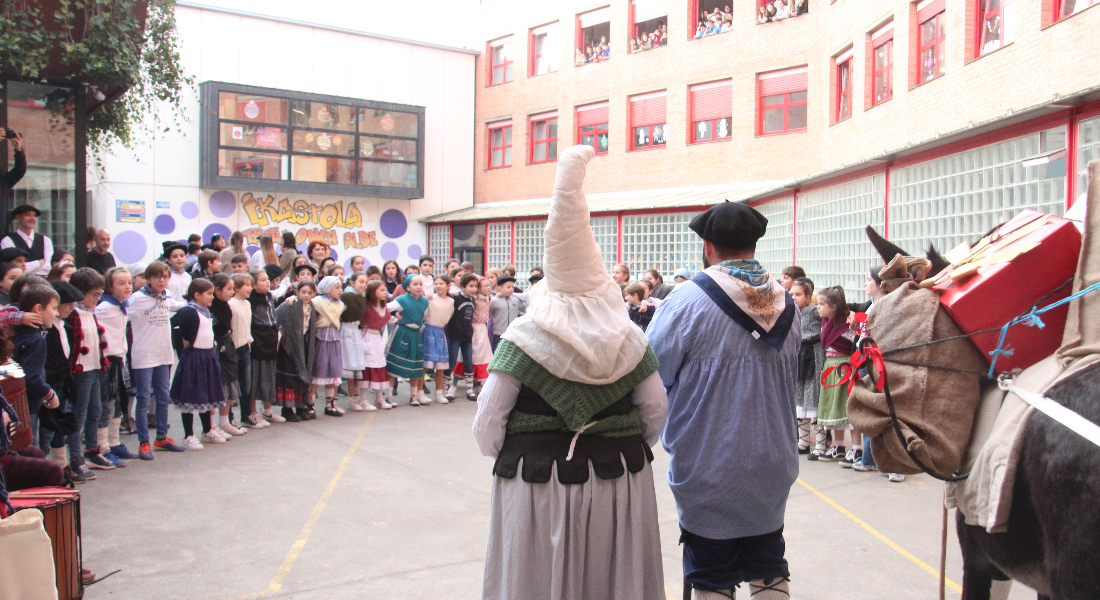 [Galería de fotos] Visita de Olentzero y Mari domingi a Kurutziaga Ikastola