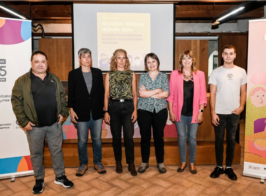 “Haurren aurrean, helduok heldu” dinamikaren jardunaldietako berbaldiak, ikusgai