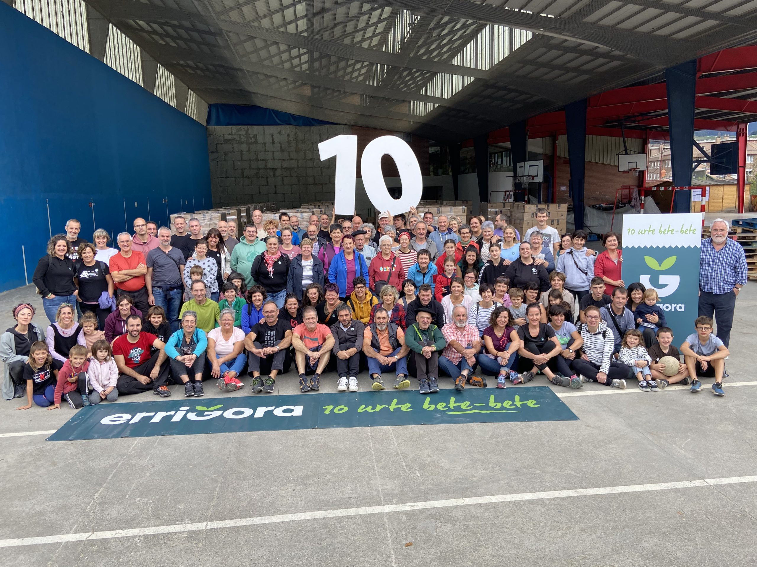 10 urte, bete-bete; gora Errigora!