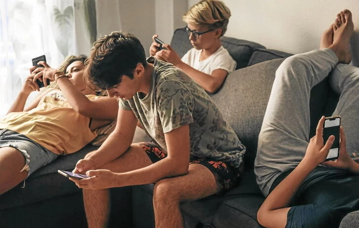 Nerabeen %60k ez du teknologia berriak erabiltzeko araurik etxean (Gaur8)