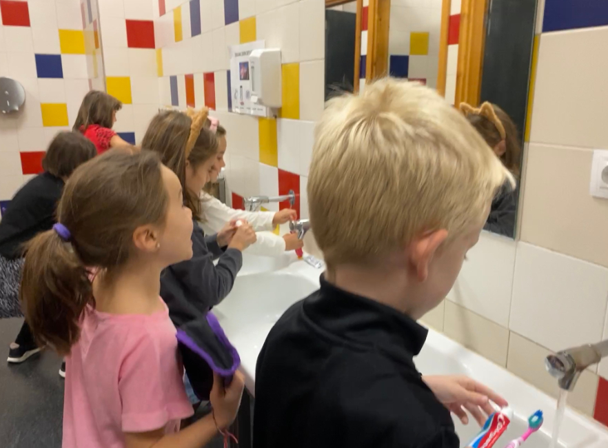 Comedor: El alumnado de 2º de EP ha comenzado con la iniciativa de lavarse los dientes
