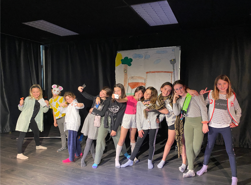 Comedor: función del teatro “Pantailen atzean” (detrás de las pantalla)