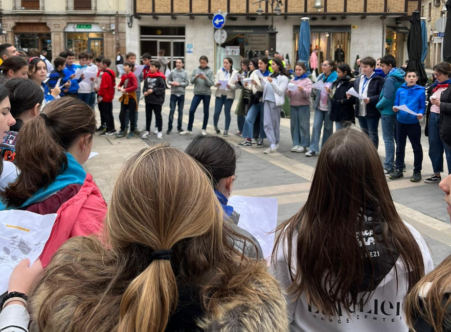 Al hilo de las koplas y bailes, disfrutando Eguen Zuri