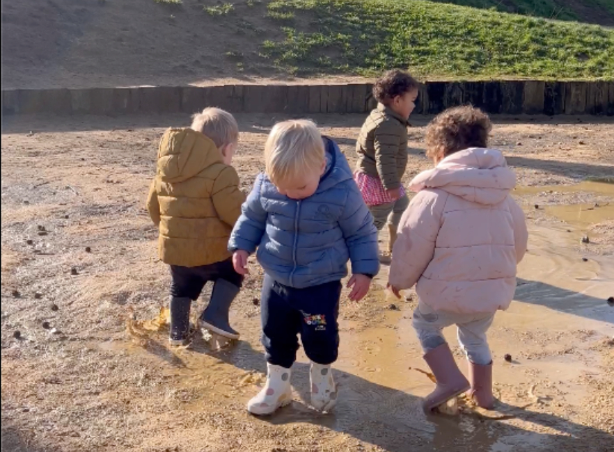 [VÍDEO] EI 2 años: Jugando en los charcos del arenal