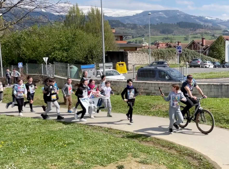 [BIDEOA] Korrika ikastolara eta ikastola Korrikara