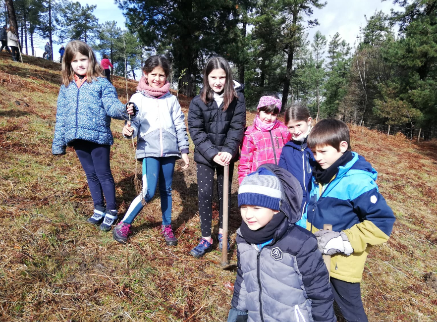 [ARGAZKI GALERIA]: Kurutziaga Ikastolako hainbat familiek zuhaitz egunean parte hartu dute
