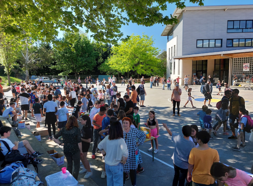 [ARGAZKI GALERIA]: Azoka solidarioan 1.201 euro batu dira Atxondoko Harrera Herriarentzat