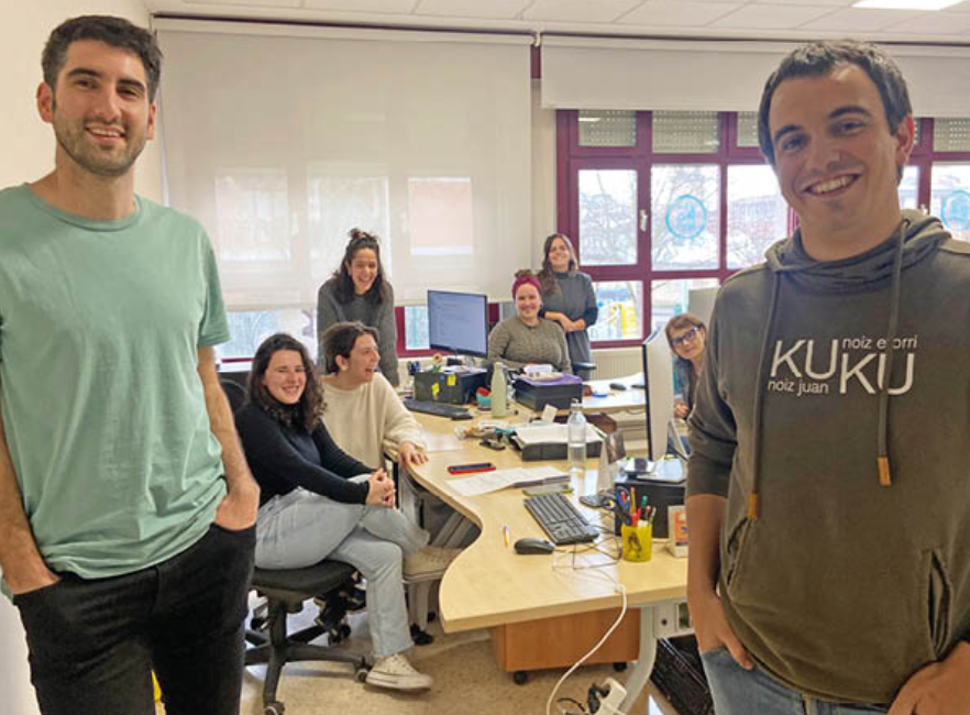 Umeentzako jolasak, kalejira eta ‘Ni eta Nitarrak’ antzerkia Berbaroren 35. urteurrenean