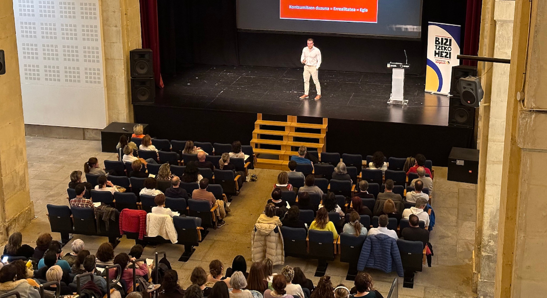 Gazteek teknologia digitalen inguruan egiten duten erabileraren inguruko formakuntza egin dugu. Hurrengo saioetan ere parte hartzeko aukera dago
