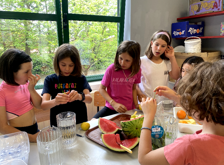[ARGAZKI GALERIA] Urarekin, izotzarekin eta fruta freskoekin jolasean