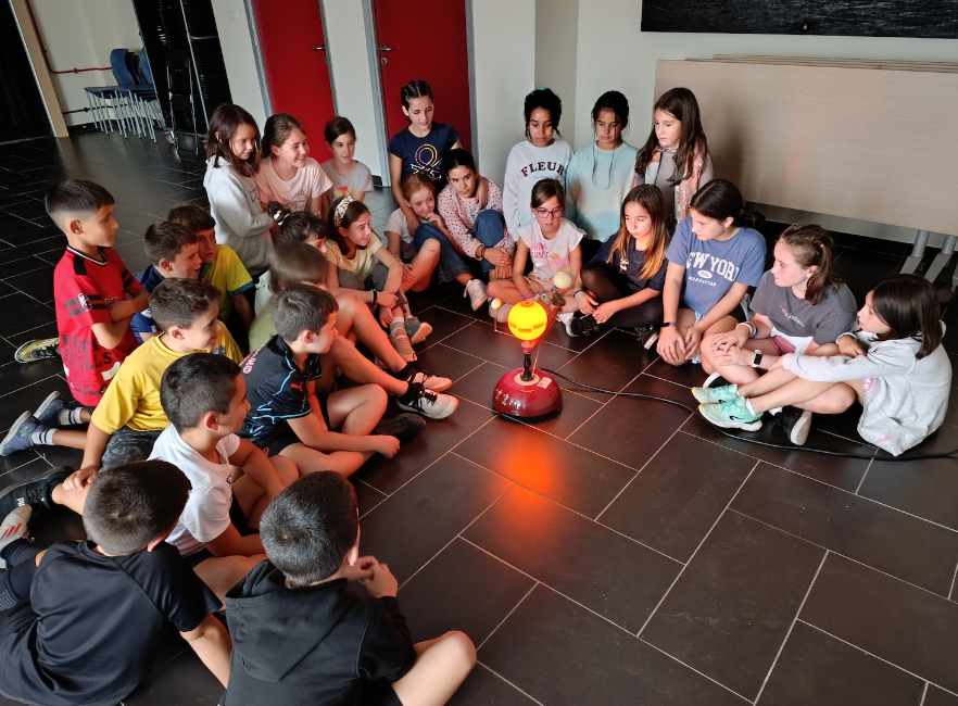 LH5: Errotazio eta translazio mugimenduak ulertzen Izarra astronomia elkarteko materialarekin