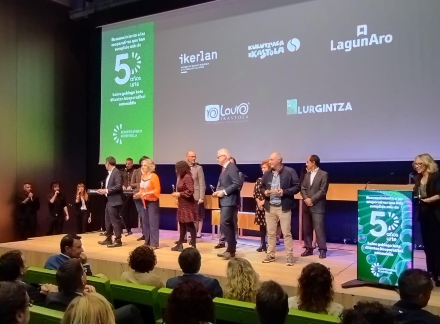 Kurutziaga ikastolak 50 urte egin dituzten kooperatiben omenaldian parte hartu du