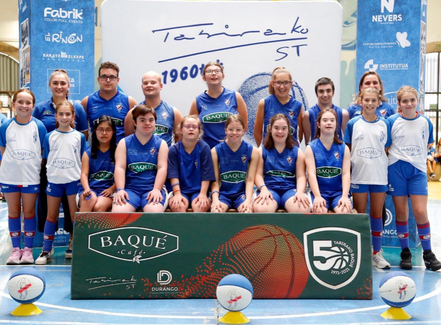 Kurutziagako ikasleak Tabirako Baque Alai taldean laguntzaile