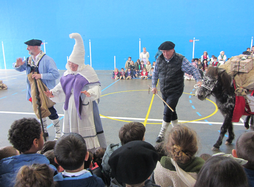 [GALERÍA DE FOTOS] Olentzero y Mari Domingi en Kurutziaga