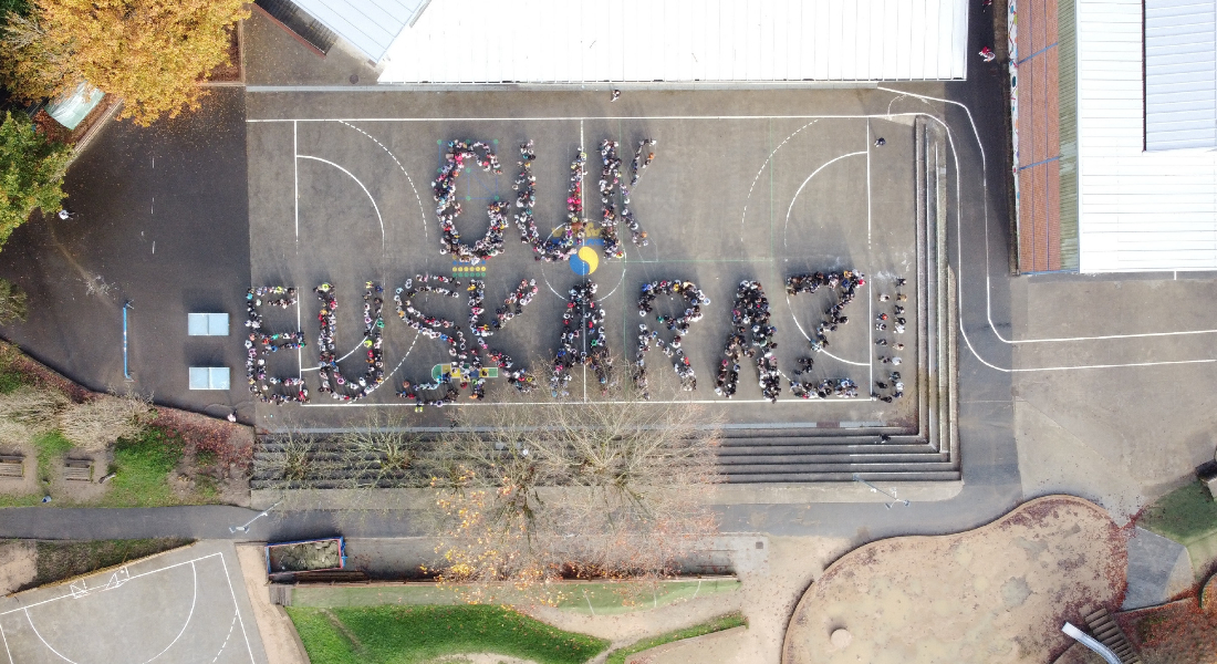 [BIDEOA] ESKERRIK ASKO, KURUTZIAGA! ETA ORAIN EUSKARAZ KALEAN ERE!