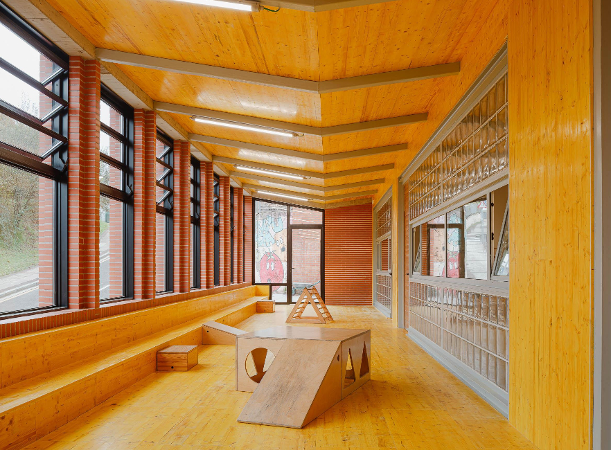 La nueva entrada y espacio de recibimiento de Educación Infantil ya está en marcha