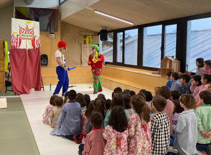 [ARGAZKI GALERIA] Ibaizabal Ikastolako HH Goi Mailako ikasleen antzerkia