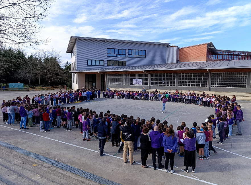 [ARGAZKI GALERIA eta BIDEOA] LHko ikasleok M8ko aldarrikapena abestu dugu
