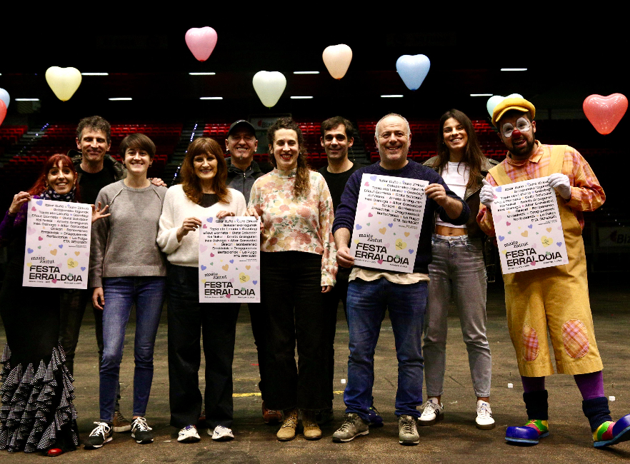 ‘Maite Zaitut’ jaialdirako boluntario bila dabiltza