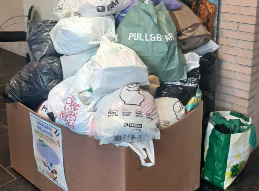 Haur sahararrentzat arropa bilketa. Eskerrik asko parte hartu duzuen guztioi!