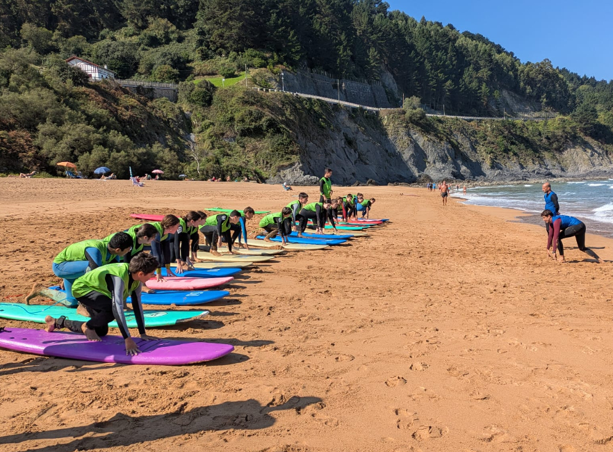 DBH2ko ikasleak Lagan surf egiten